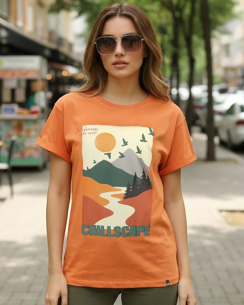 بيواكوف تيشيرت بوي فريند بطبعة جرافيك باللون الكراميل والبرتقالي